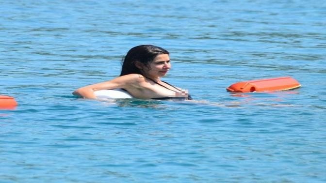 Deniz keyfi sırasında kaza! Nesrin Cavadzade'nin bikini üstü kayınca...
