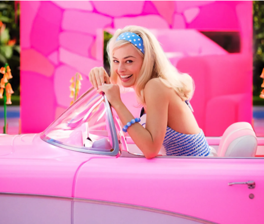 Aleyna Tilki’nin annesi Barbie Gibi! Pembe kombiniyle sosyal medyayı salladı 