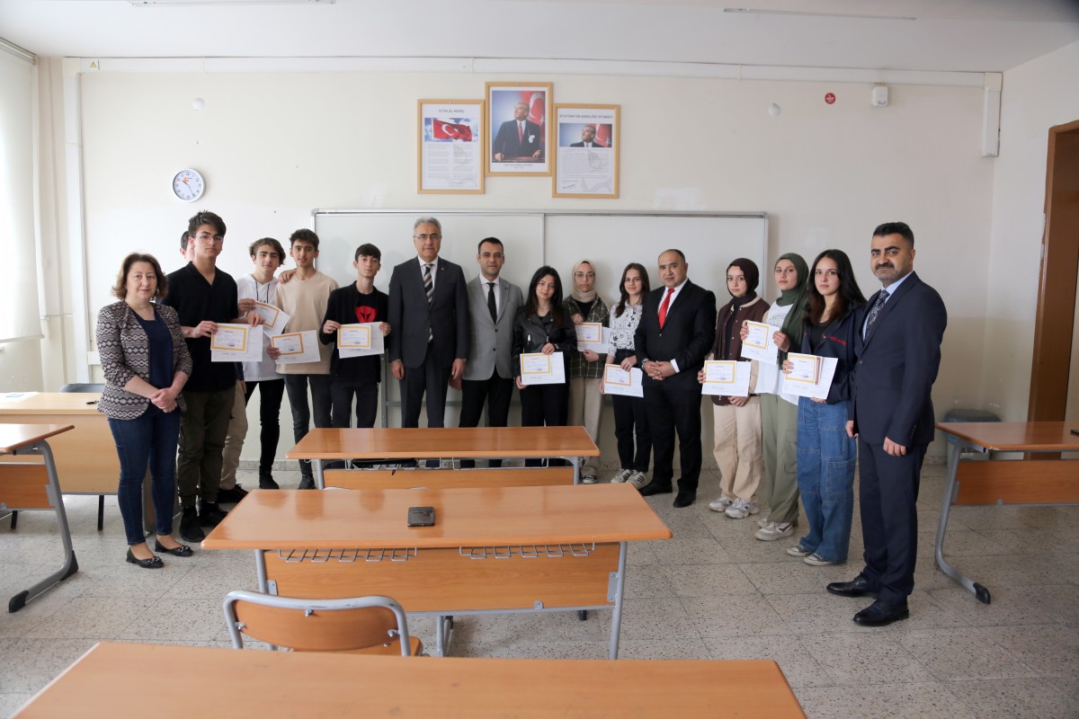 STSO Başkanı Zeki Özdemir, Öğrencilerin Karne Heyecanına Ortak Oldu