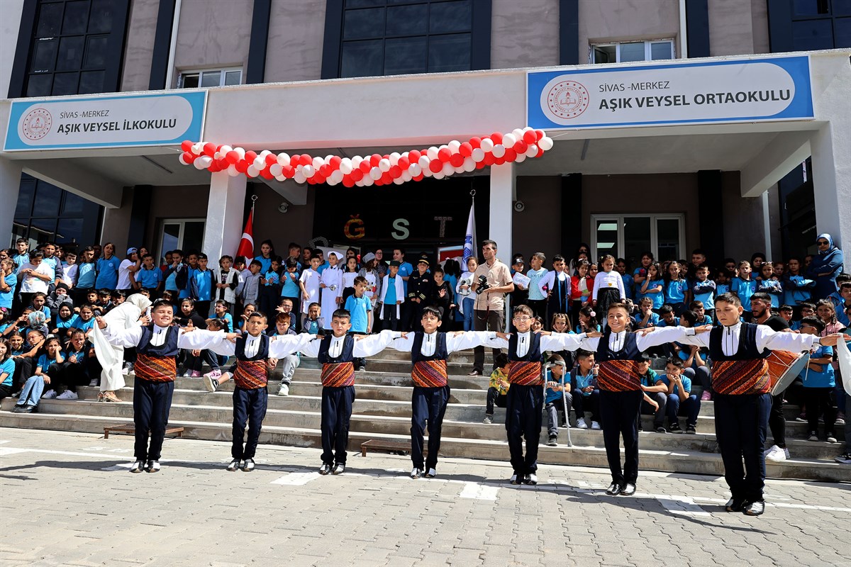 Sivas’ta Öğrenciler Eğitim-Öğretime Halay Çekerek Başladı