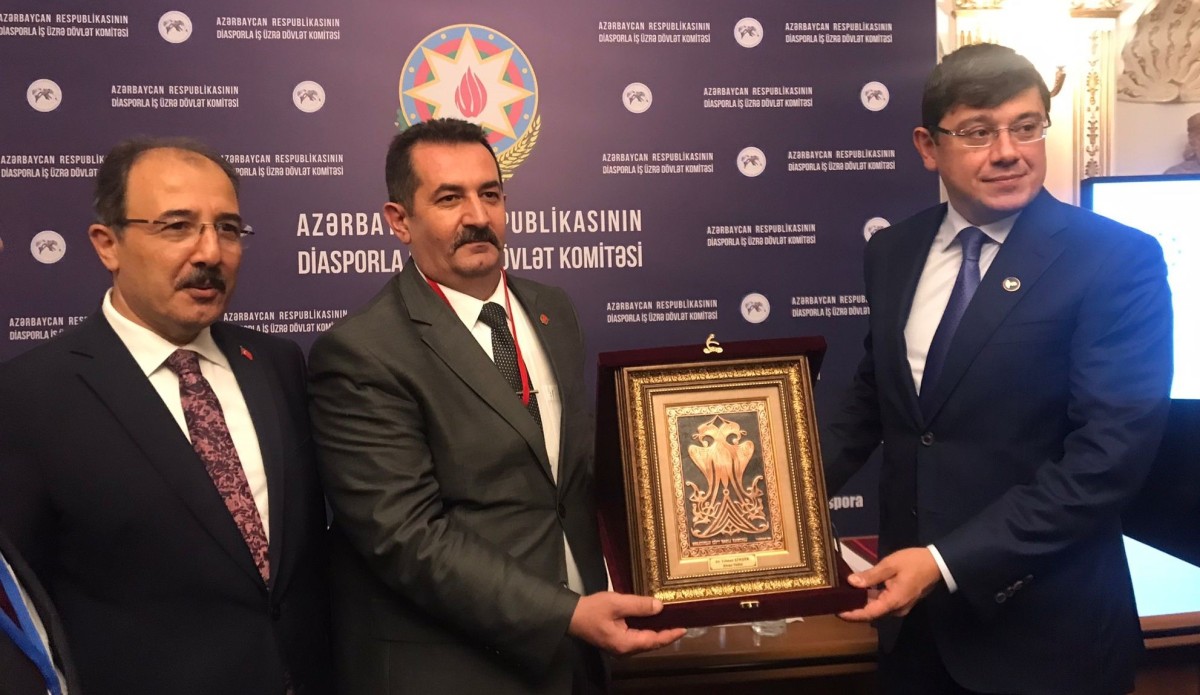 Başkan Sezerer, Bakan Muradov’a Türklüğün Hâkimiyet Sembolünü Hediye Etti