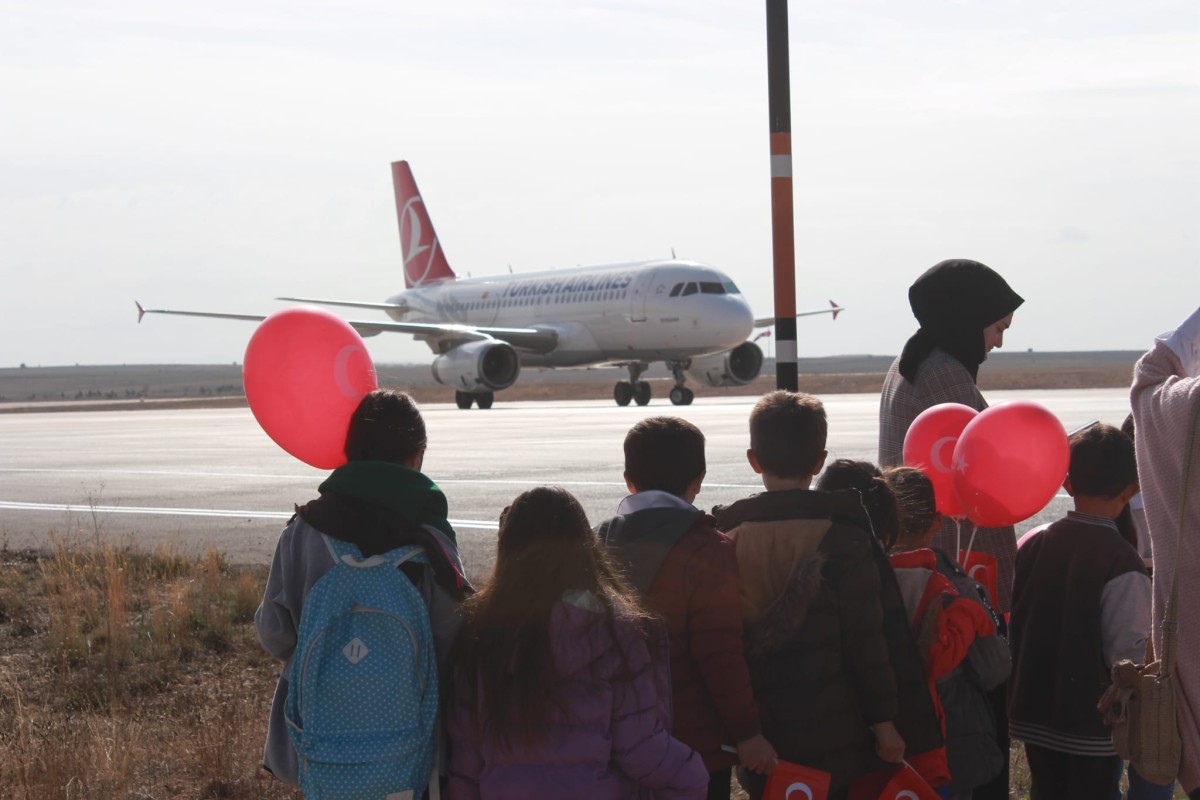 Sivas’ta İlçe ve Köylerimizde Yaşayan Öğrenciler İlk Kez Uçak Tanıştı