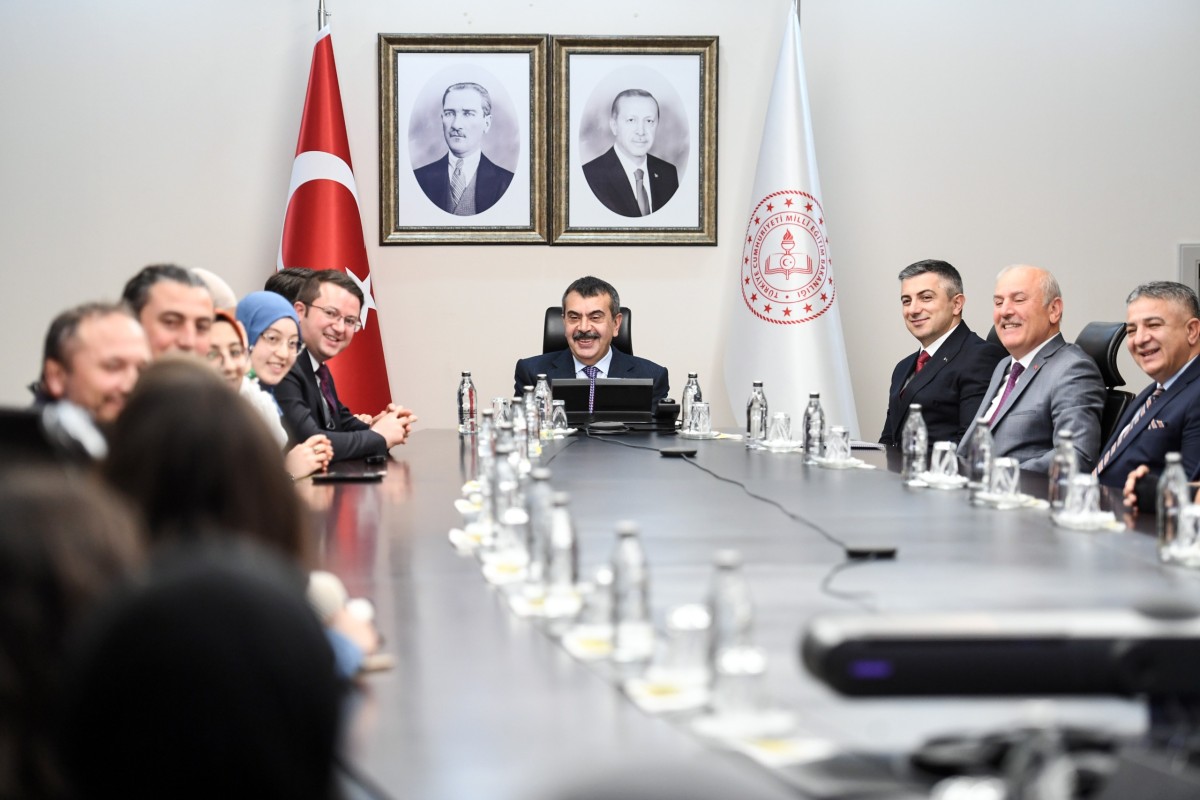 Sivas Belediyesi ve Eğitimde Diriliş Derneğinden Bakan Yusuf Tekin’e Anlamlı Ziyaret