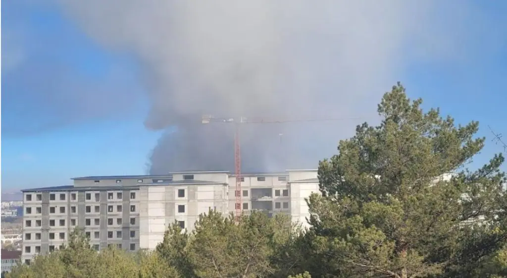 Sivas’ta Yeni Üniversite Hastanesi İnşaatında Yangın Çıktı
