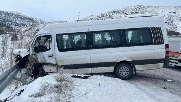 Zara’da hafif ticari araç ile yolcu minibüsü çarpıştı: 26 yaralı