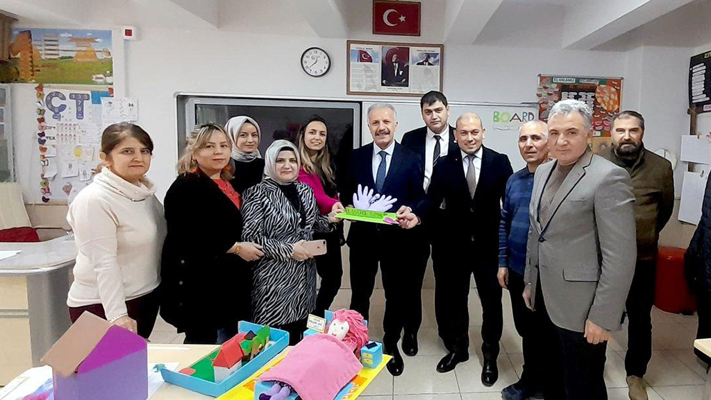 Millî Eğitim Müdürü  Necati Yener, Cumhuriyet İlkokulunu ziyaret etti. 