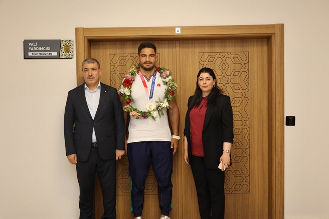  Milli Sporcu Taha Akgül Kastamonu’da Afetzedeleri Unutmadı