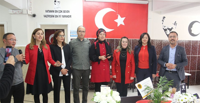 Sivas Dört Eylül Ortaokulu’nda 24 Kasım Öğretmenler Günü nedeniyle program düzenlendi. 