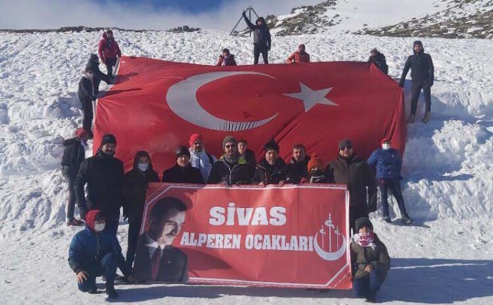 Sivas’ta Alperen’ler Yıldızdağı kayak merkezinde kayak öğreniyorlar.
