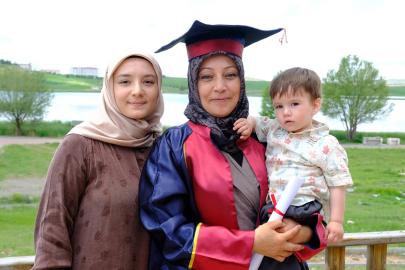 Diplomasını Torunu İle Birlikte Aldı