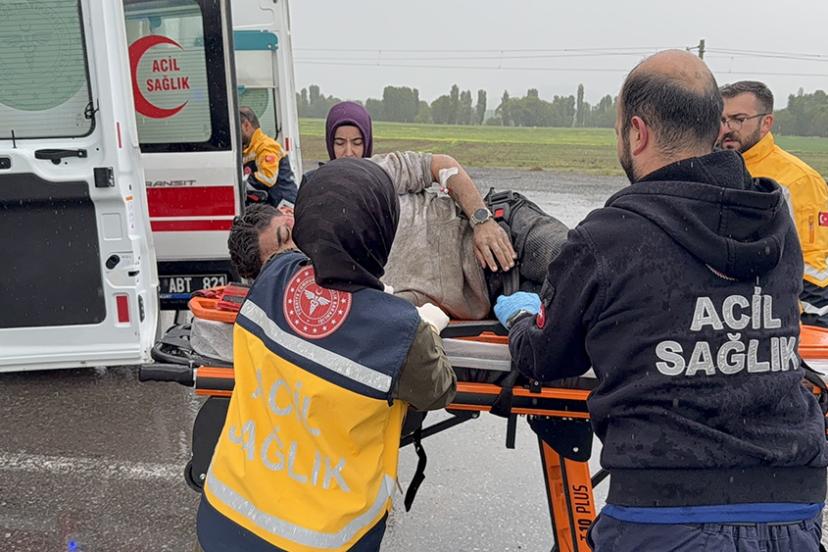 Karşı şeride geçen otomobil, araca çarptı: 1 ölü, 4 yaralı
