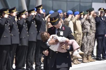 Şehidin çocuklarını da silah arkadaşları kucağında taşıdı
