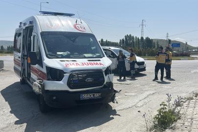 Sivas'ta Ambulans ile Otomobil Çarpıştı: 5 Yaralı