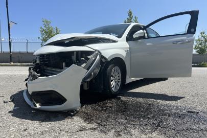 Sivas'ta İki Otomobil Çarpıştı: 1'i Çocuk 4 Yaralı