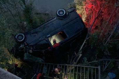 Sivas'ta Minibüs Kızılırmak Yatağına Düştü: 2’si Çocuk 4 Yaralı