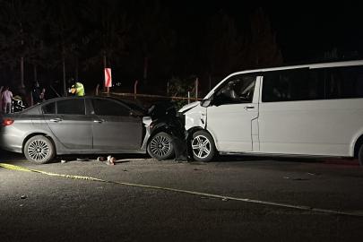 Ters şeride giren minibüs, otomobille çarpıştı: 1 ölü, 8 yaralı