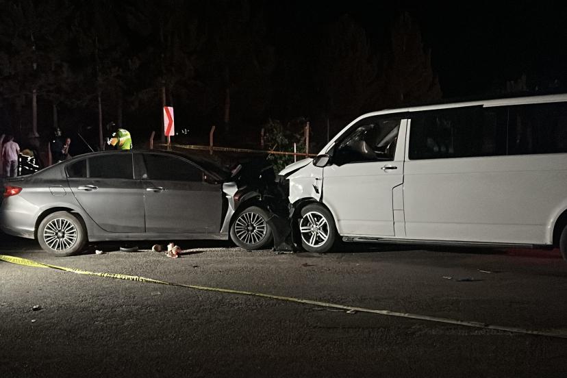 Ters şeride giren minibüs, otomobille çarpıştı: 1 ölü, 8 yaralı