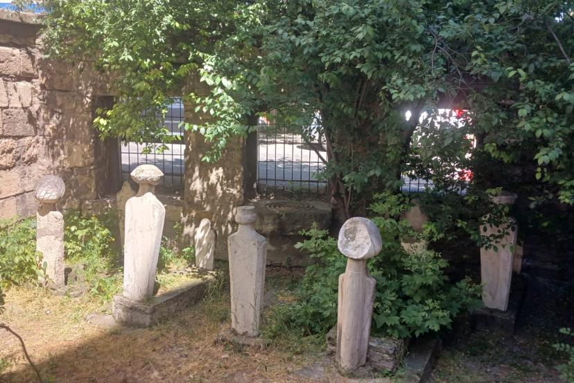 YILANCIK EVLİYASI’NIN TÜRBESİ KADERİNE TERK EDİLDİ