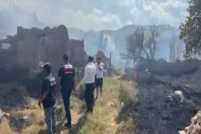 Köyde çıkan yangında 5 ev zarar gördü