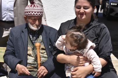 Mehmet Ateş 100'üncü yaşını pasta üfleyerek kutladı