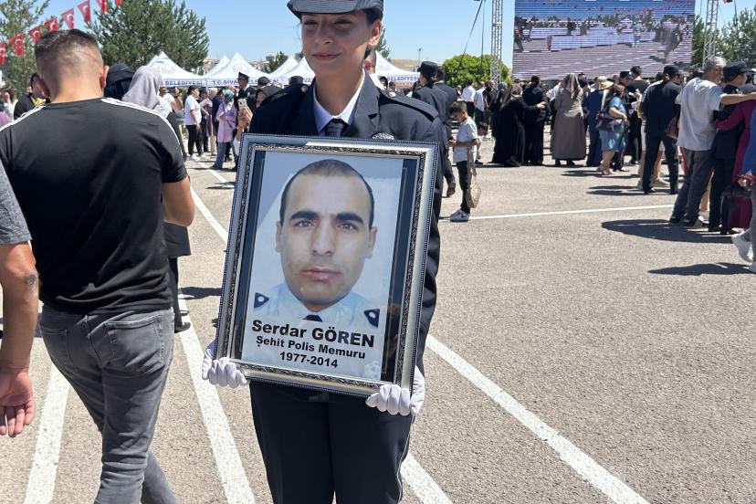 Şehit babasının izinden giderek polis oldu
