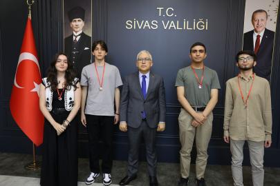 YKS'de Türkiye İlk 1000'ine Giren Sivaslı Öğrencilerden Vali Şimşek’e Ziyaret