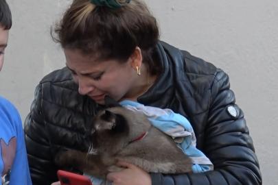 Sivas'ta evleri yanan aile, birbirlerine sarılıp ağladı