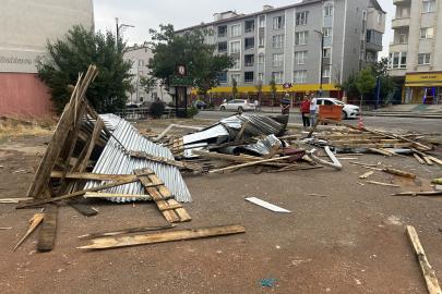 Sivas'ta Fırtına Çatı Uçurdu, Araçlar Zarar Gördü
