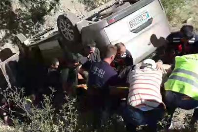 Sivas'ta hafif ticari araç şarampole devrildi: 6 yaralı