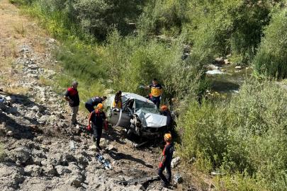 Sivas’ta otomobil dere yatağına uçtu: 2 ölü