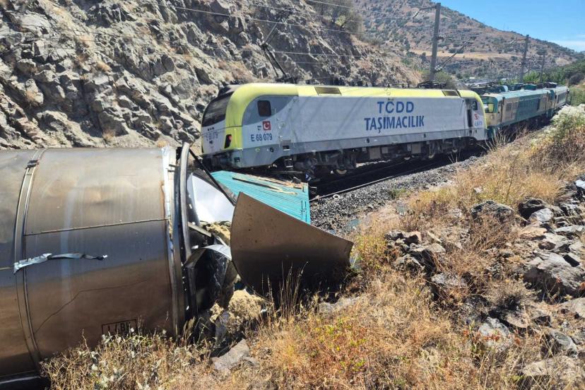 iki yük treni çarpıştı: 1 yaralı