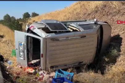 Sivas'ta hafif ticari araç şarampole devrildi: 4 yaralı