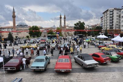 Sivas'ta klasik otomobil fuarı açıldı