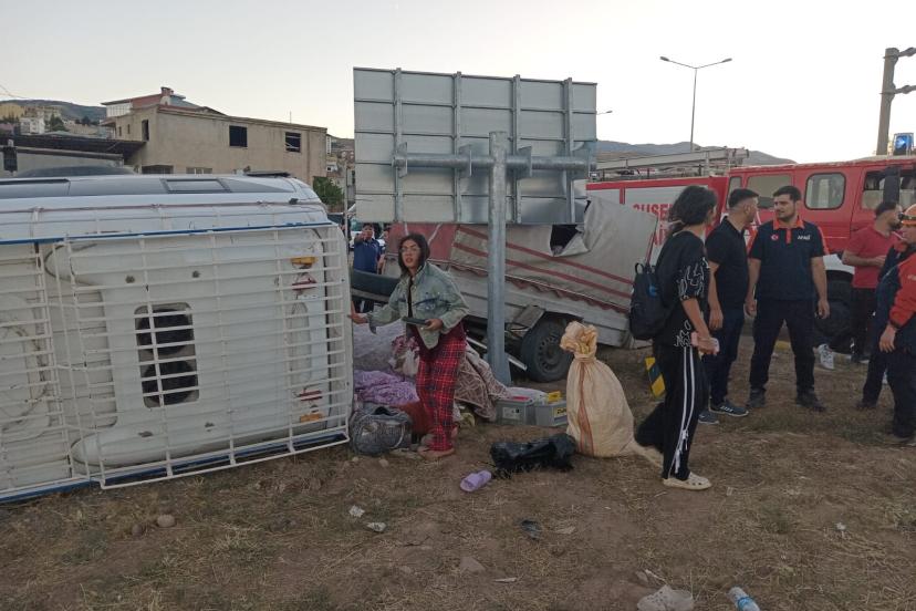 Tarım işçilerini taşıyan minibüs, otomobille çarpıştıktan sonra devrildi: 15 yaralı