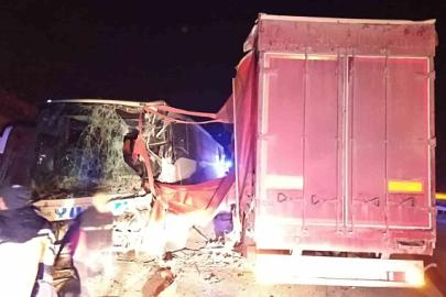 Yolcu Otobüsü ile Çekici Çarpıştı: 23 Yaralı