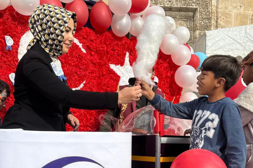 Bayrak sallayan çocuklar, ellerinde balonlar, gülen yüzler