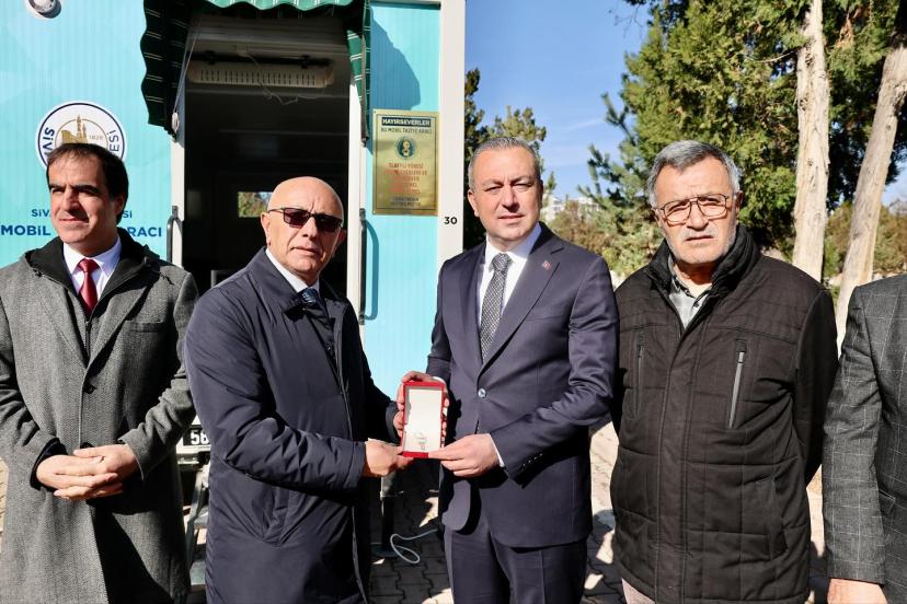 Elbeyli Yöresi Hayırseverlerinden Belediyeye Taziye Aracı Bağışı