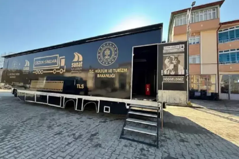 GEZEN SİNEMA TIRI SİVAS’TA ÇOCUKLARA UNUTULMAZ ANLAR YAŞATIYOR