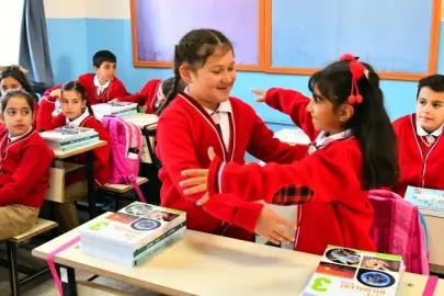 Milyonlarca öğrenci yeniden sınıflarda