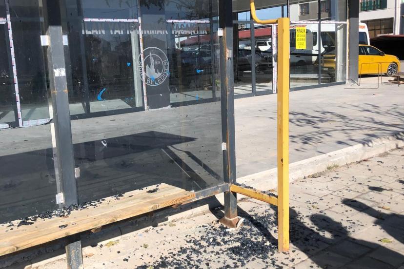 Sivas’ta Otobüs Duraklarına Vandal Saldırı: Kamu Malına Düşmanlık Sınır Tanımıyor