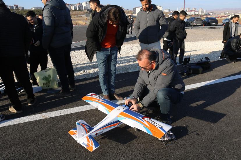 Şehit Pilot Cengiz Topel Model Uçak Pisti Havacılık Tutkunlarını Buluşturuyor