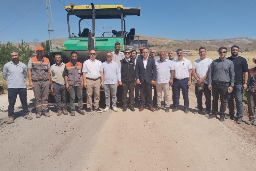 Vali Yardımcısı Halil İbrahim Yeşilyurt, Elmalı Köyü Yolundaki BSK Asfalt Çalışmalarını İnceledi