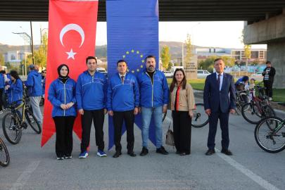 Sivas’ta Bisiklet Turuna Yoğun Katılım: Yüzlerce Bisikletli Pedal Çevirdi